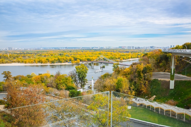 Kiev, UCRAINA - 12 OTTOBRE 2019: Vista dal ponte di Kiev vicino all'Arco dell'Amicizia dei Popoli. Capitale autunnale dell'Ucraina. Paesaggio della città con il fiume Dnipro.