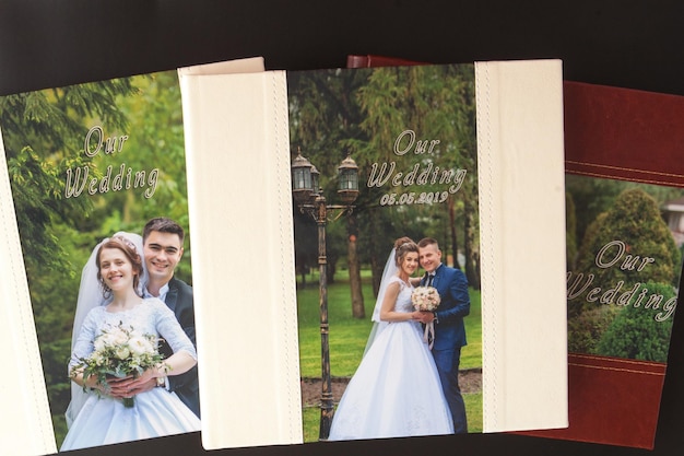 Kiev Ucraina 15 maggio 2019 Pagine di fotolibro di matrimonio o album di nozze su sfondo nero