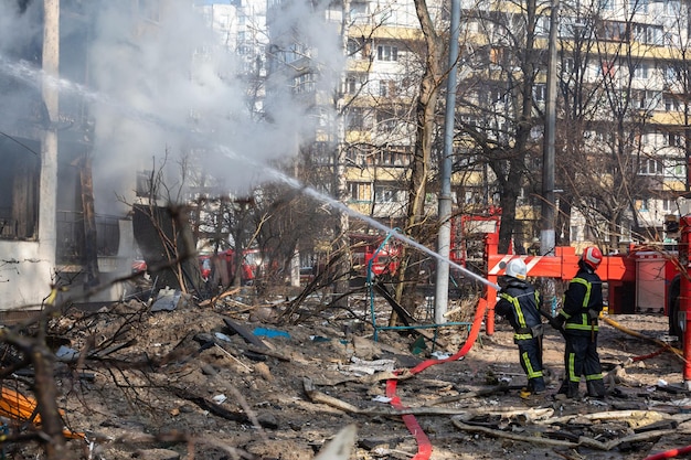 KIEV UCRAINA 15 marzo 2022 Guerra in Ucraina Vigili del fuoco che combattono un incendio in un edificio residenziale che è stato colpito da un proiettile russo