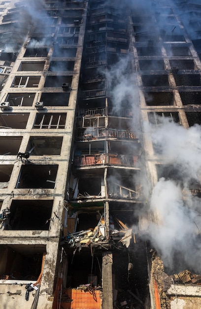 KIEV UCRAINA 15 marzo 2022 Guerra in Ucraina Vista generale di un edificio residenziale gravemente danneggiato nel fumo del fuoco che è stato colpito da un proiettile russo