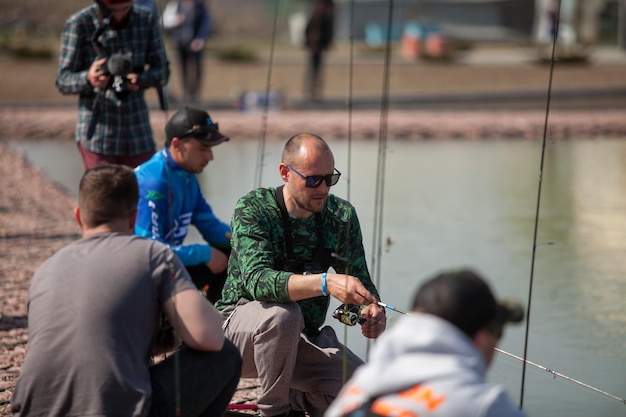 Kiev, Ucraina, 16 aprile 2018. Il pescatore caucasico cattura il pesce con una canna da spinning sul lago.