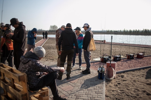 Kiev, Ucraina 16 aprile 2018. Torneo di pesca sportiva, pescatori vicino al lago.