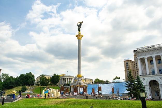 KIEV, UCRAINA, 18 giugno 2018 turisti sulla piazza nel centro di Kiev