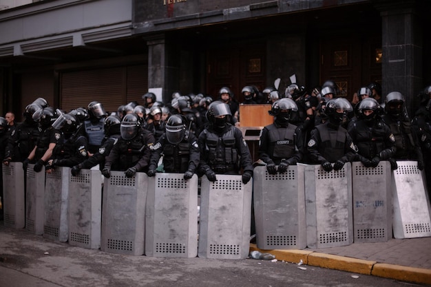 Kiev, Ucraina, 18 settembre 2018 I manifestanti prendono d'assalto una struttura pubblica. Poliziotti con scudi antisommossa.