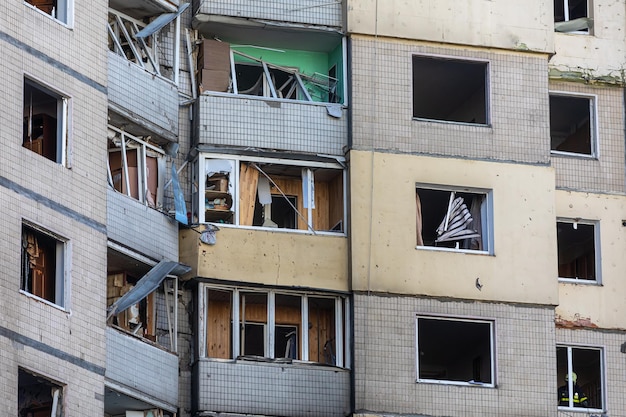 KIEV UCRAINA 20 marzo 2022 Guerra in Ucraina Edificio residenziale danneggiato dalla caduta di detriti dopo l'attacco missilistico russo a Kiev