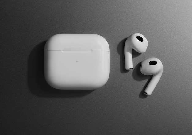 Kiev, Ucraina 2021-11-21. Nuovi Apple AirPods 3 su sfondo grigio