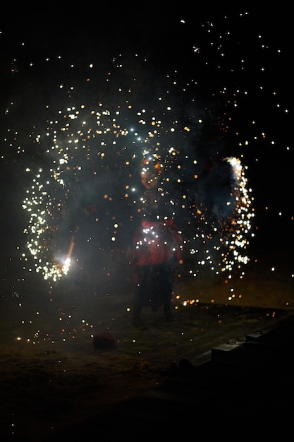 Kiev Ucraina 21 febbraio 2021 donna spettacolo di fuoco con fuochi d'artificio nelle sue mani che girano poi