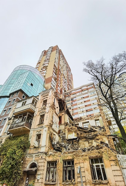 KIEV UCRAINA 22 ottobre 2022 Casa civile dopo un attacco di droni agli edifici di Kiev