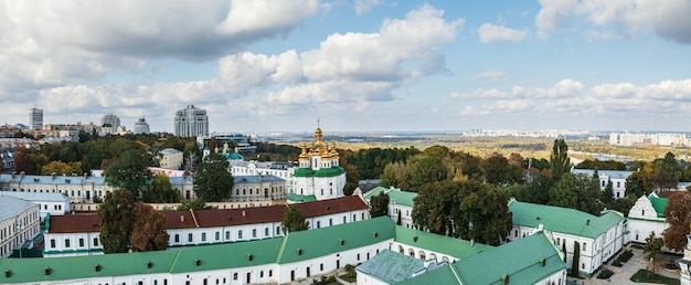 Kiev, Ucraina - 29 settembre 2018: Vista aerea della città di Kiev con chiese, edifici vecchi e nuovi. Architettura antica e moderna nella capitale dell'Ucraina, bellissimo paesaggio della città di Kiev.