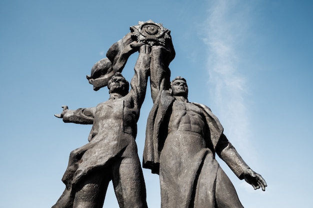 Kiev, Ucraina - 5 maggio 2017: Monumento sovietico dedicato all'amicizia russo-ucraina sotto l'arco dell'amicizia popolare