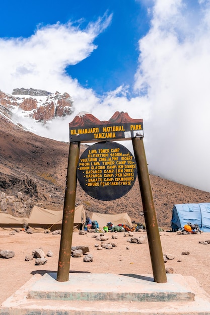 Kilimanjaro, Tanzania - 06 febbraio 2020: Segnaletica per il campeggio (Lava Tower Camp) sulla rotta Lemosho, il sentiero più panoramico sul monte Kilimanjaro