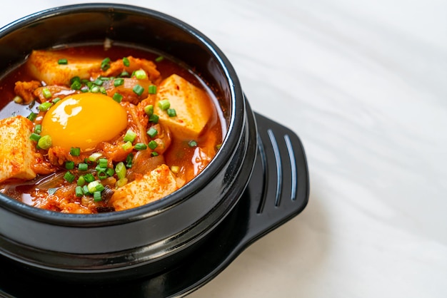 'Kimchi Jjigae' o zuppa di kimchi con tofu e uova o stufato di kimchi coreano - stile tradizionale della cucina coreana