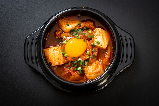 'Kimchi Jjigae' o zuppa di Kimchi con tofu e uovo o stufato di kimchi coreano
