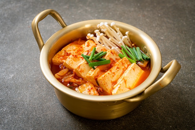 'Kimchi Jjigae' o zuppa di kimchi con tofu morbido o stufato di kimchi coreano - stile tradizionale del cibo coreano