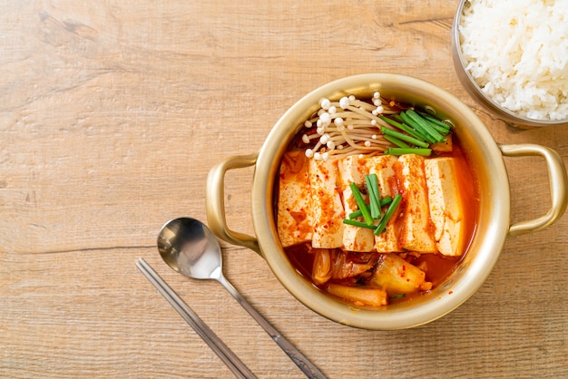 "Kimchi Jjigae" o zuppa di Kimchi con tofu morbido o stufato di kimchi coreano