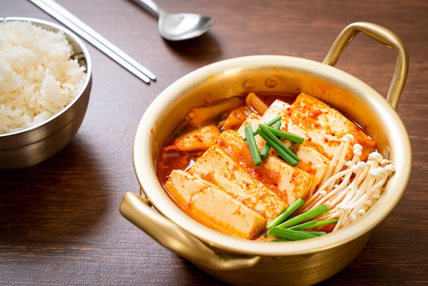 "Kimchi Jjigae" o zuppa di Kimchi con tofu morbido o stufato di kimchi coreano