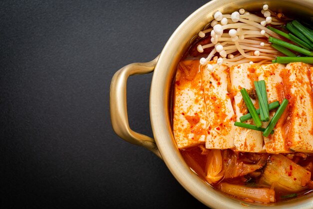 "Kimchi Jjigae" o zuppa di Kimchi con tofu morbido o stufato di kimchi coreano