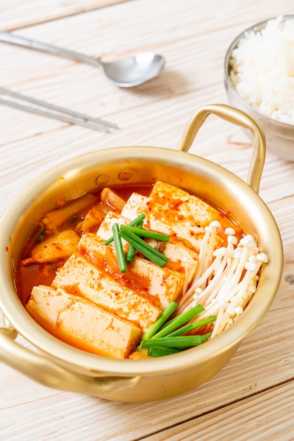 "Kimchi Jjigae" o zuppa di Kimchi con tofu morbido