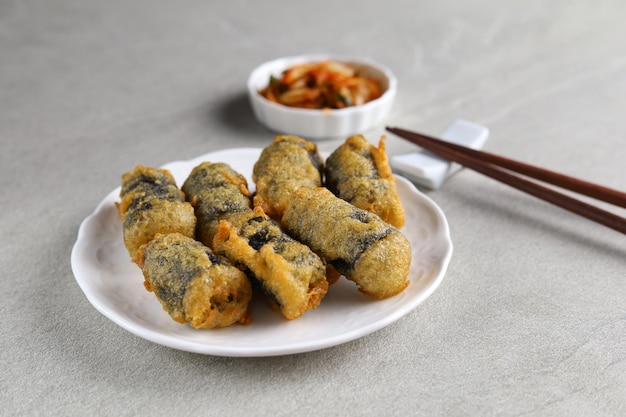 Kimmari o Gimmari Snack fritto coreano Tempura a base di rotolo di alghe ripiene a
