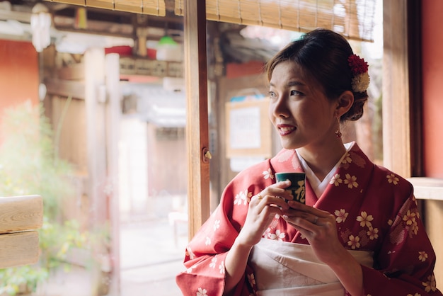 Kimono d'uso della donna asiatica nel Giappone