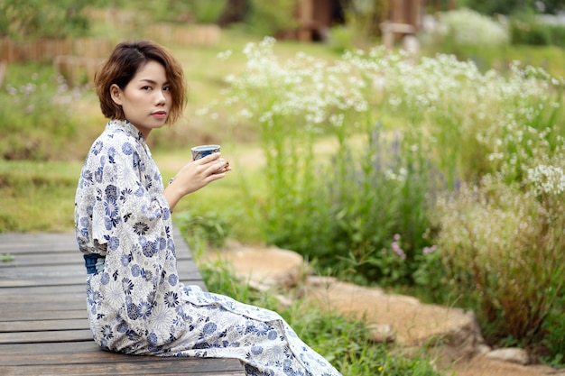 Kimono d'uso della giovane ragazza asiatica