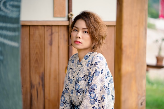 Kimono d'uso della giovane ragazza asiatica