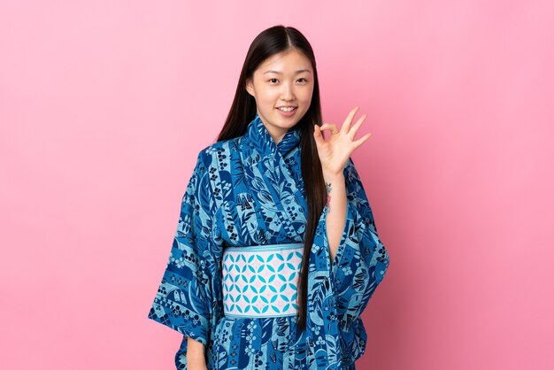 Kimono da portare della giovane ragazza cinese