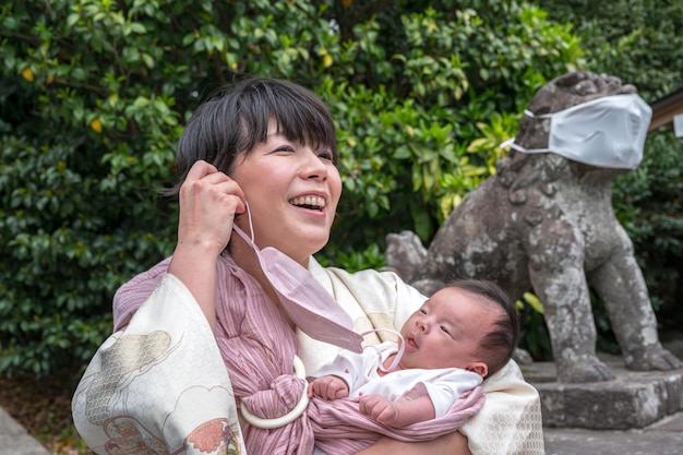 Kimono giapponesi donne e neonati a togliere le mascherine