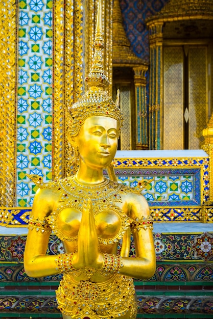 Kinnara dal famoso tempio di smeraldo Bangkok, Thailandia