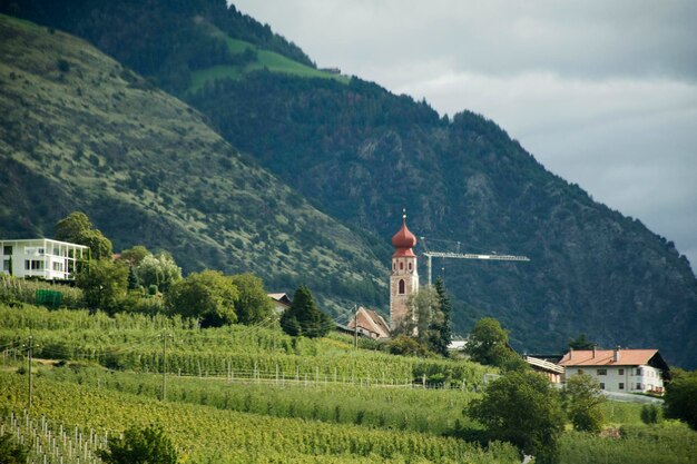 Kirche MariaHilf a Gries Pittoresca chiesa di Sant'Antonio con la sua cupola a cipolla per la preghiera e il rispetto di Gesù Dio con la fattoria delle mele nel villaggio di Niederthai nella valle Otztal in Tirol Austria