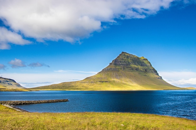 Kirkjufell e Oceano Atlantico Islanda in estate agosto