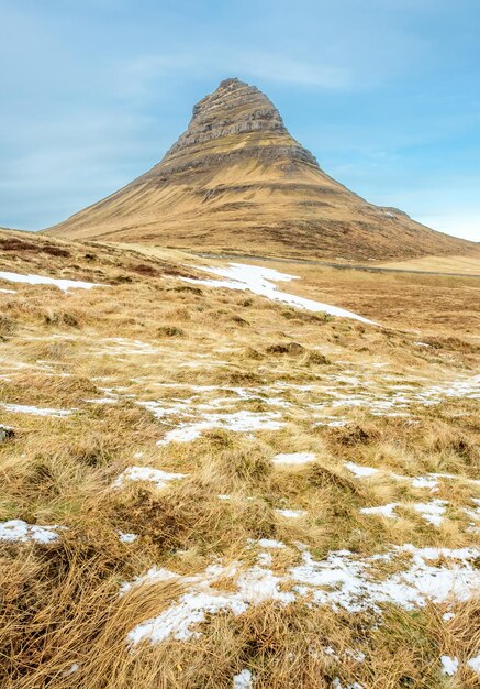 Kirkjufell significa montagna della chiesa il punto di riferimento più popolare del gelo islandese