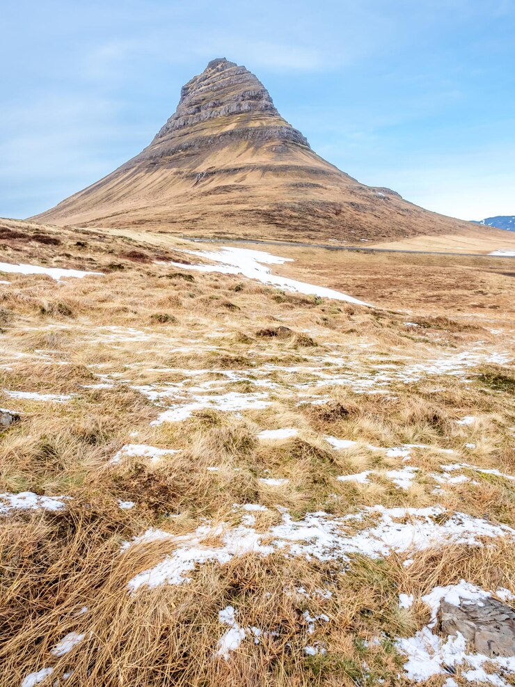 Kirkjufell significa montagna della chiesa il punto di riferimento più popolare del gelo islandese
