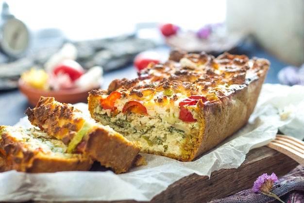 Kish con funghi, pomodori e formaggio. Torta rustica francese