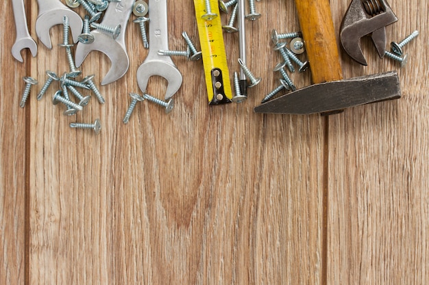 Kit attrezzi bordo su assi di legno