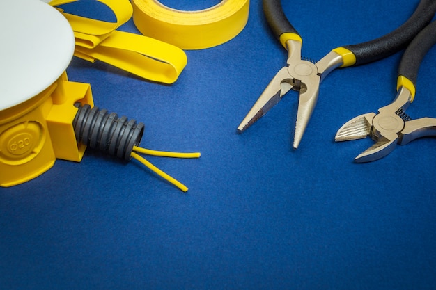 Kit di pezzi di ricambio gialli e strumenti per preparazione elettrica prima della riparazione o impostazione su spazio blu