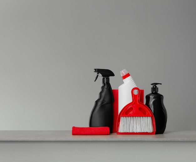 Kit di pulizia rosso e nero - mestolo e scopa, panni, detersivo per WC, detersivo per piatti e spray