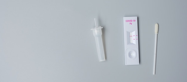 Kit di test rapido dell'antigene con risultato negativo durante il test del tampone COVID-19. Coronavirus Self nasale o Home test, concetto di blocco e isolamento domestico