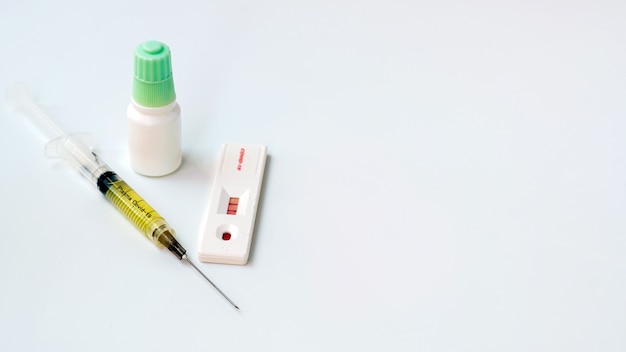 Kit di test rapido per il virus coronarico19 un vaccino contenuto in una siringa su sfondo bianco