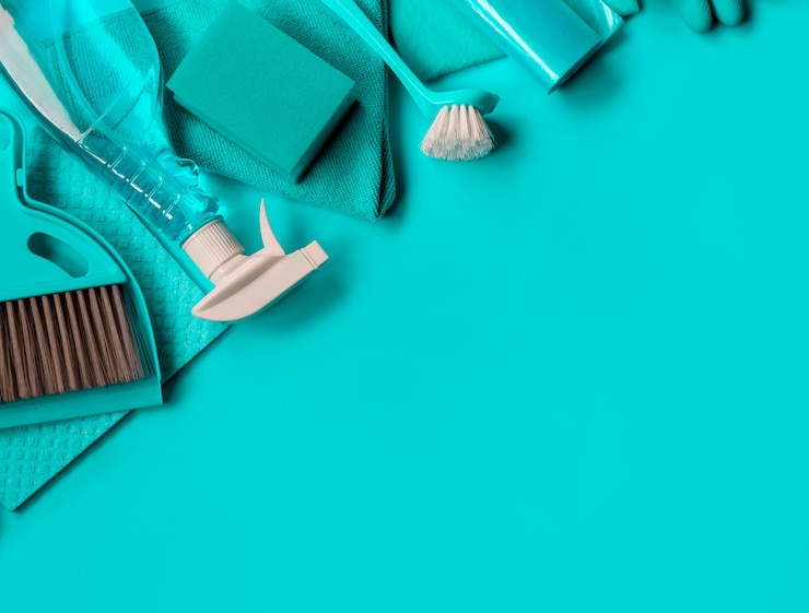 Kit domestico blu per pulizie di primavera.