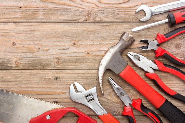 Kit meccanico in tavola di legno. strumento di costruzione