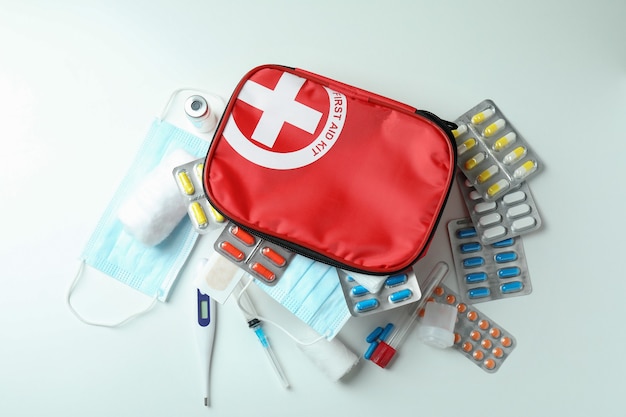 Kit medico di pronto soccorso su bianco