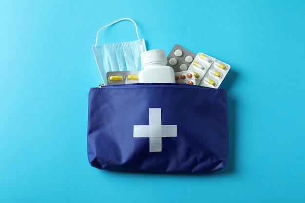 Kit medico di pronto soccorso su blu