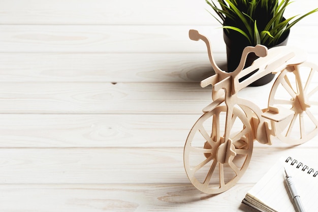 Kit modello di bicicletta in legno di balsa Concetto di hobby e tempo libero