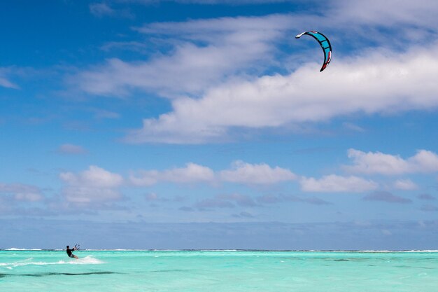 Kite-surf sulla spiaggia polinesiana tropicale Aitutaki Cook Islands