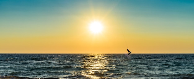 Kite surfer che salta dall'acqua