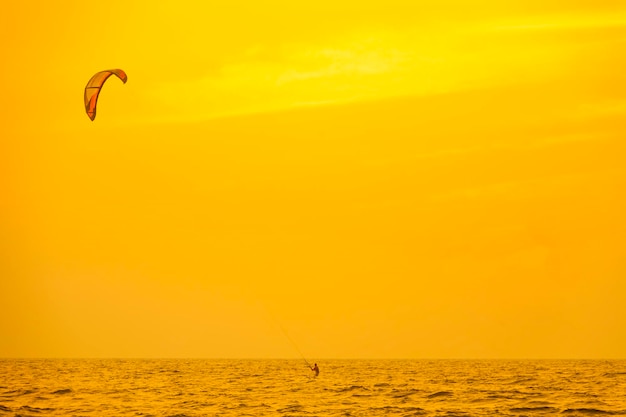 Kitesurf e uomo sulle onde