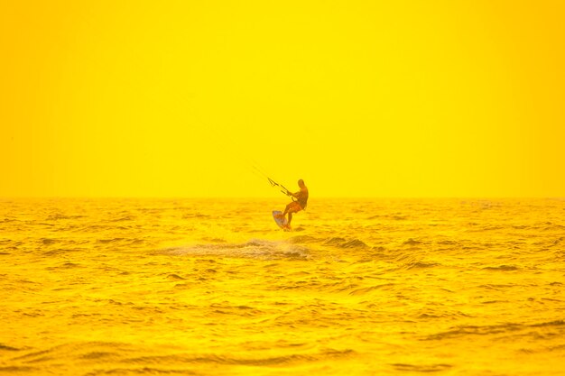 Kitesurf e uomo sulle onde