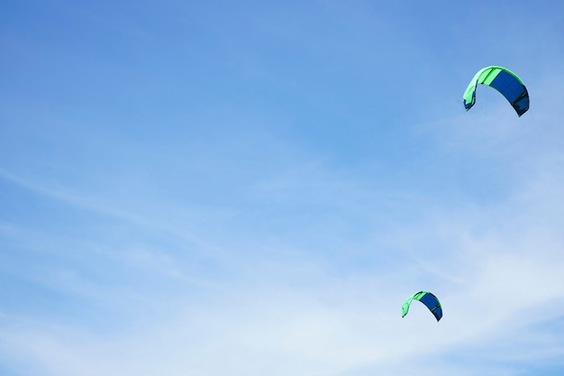 Kitesurf su una superficie di cielo blu, posto per il testo.