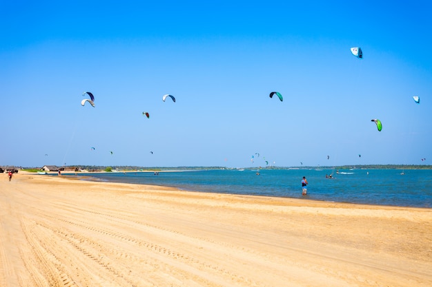 Kitesurf sulla spiaggia di Kalpitiya